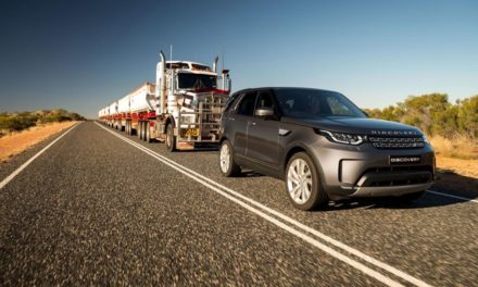 LAND ROVER DISCOVERY TOWS 110-TONNE ROAD TRAIN ACROSS AUSTRALIAN OUTBACK