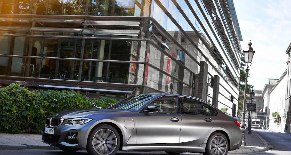 New entry-level models with plug-in hybrid drive for the BMW 3 Series and BMW 5 Series.