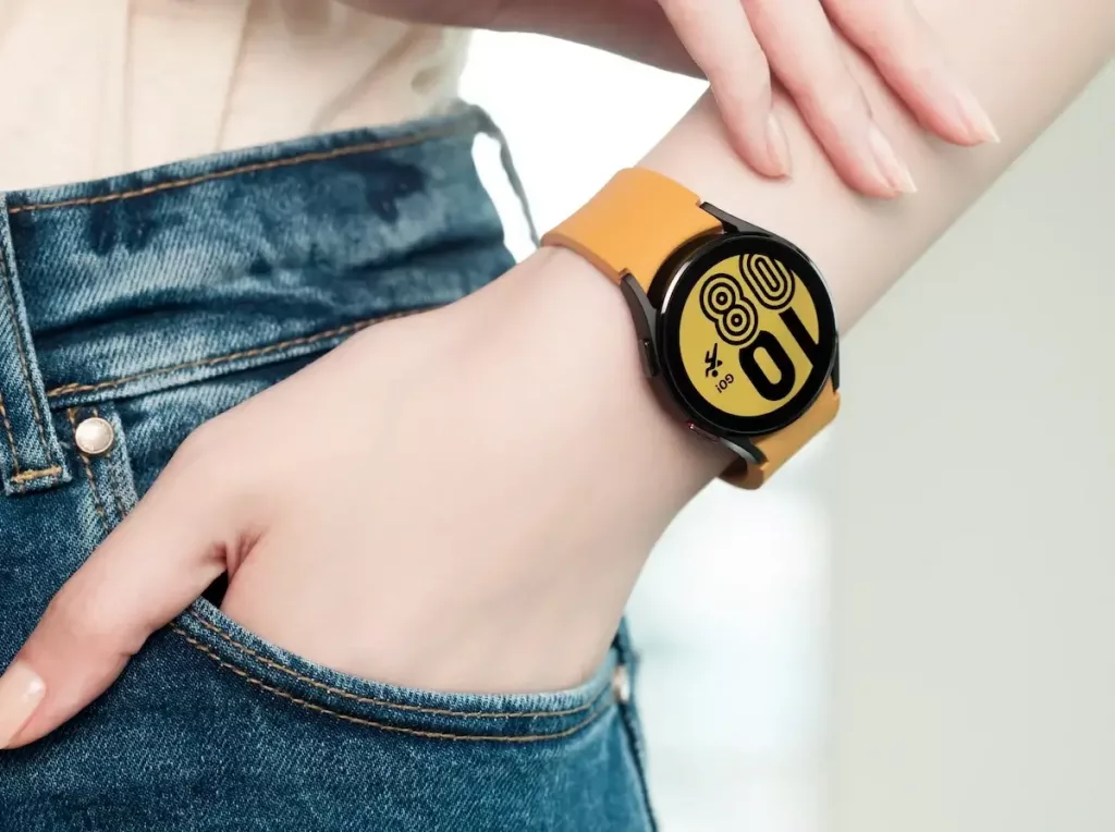 10. Galaxy Watch4_Lifestyle_Outbox Strap3