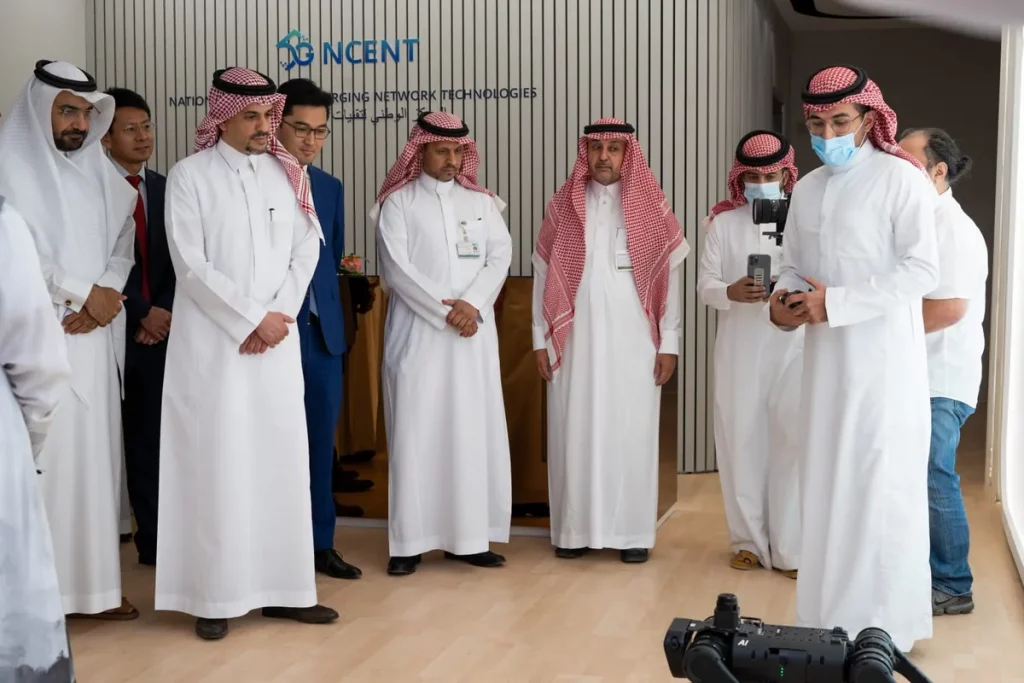 نائب وزير الاتصالات يدشّن المركز الوطني لتقنيات شبكات المستقبل بجامعة الملك سعود بدعم من هواوي 2_ssict_1200_800