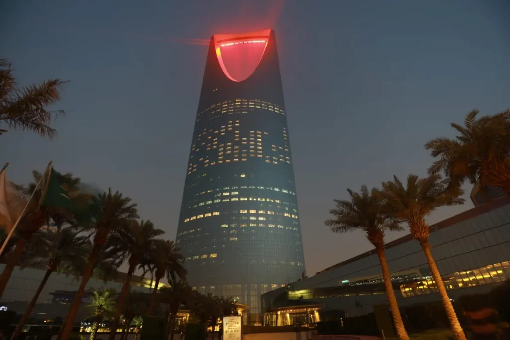 مركز المملكة في الرياض ينير احتفالاً باليوم العالمي للثلاسيميا 2022 2_ssict_1200_800