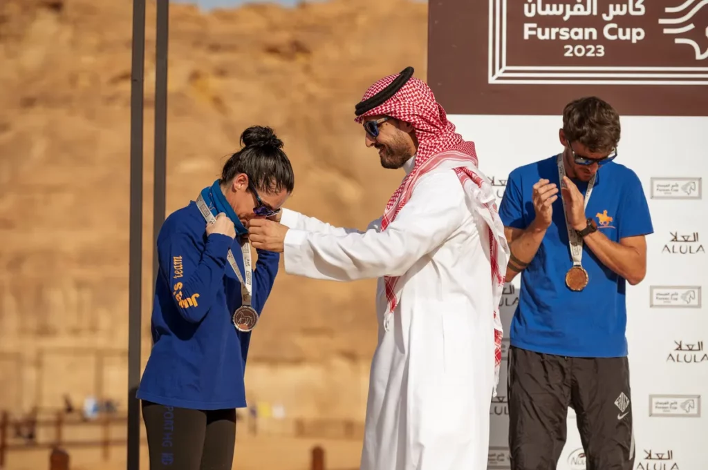 HH Prince Abdullah bin Fahd bin Abdullah, SAEF president, presents Maria Ponton Alvarez with her Endurance Cup silver medal_ssict_1200_798