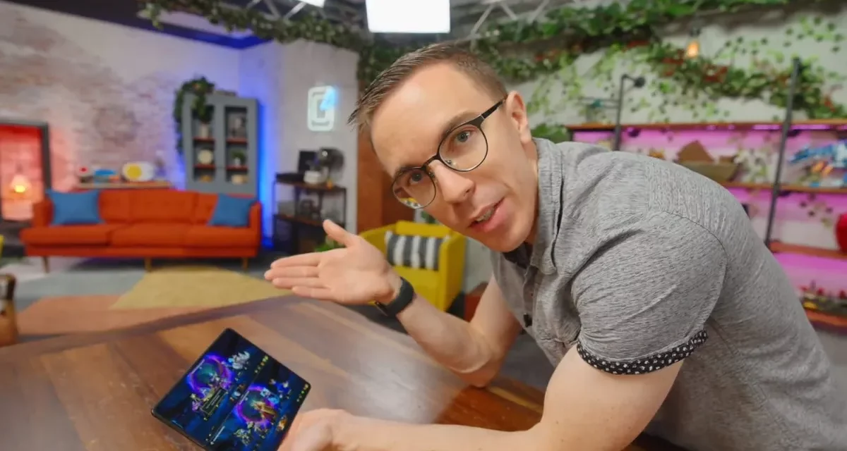 Top YouTuber demos the creative interaction on the HONOR Magic V2 foldable 