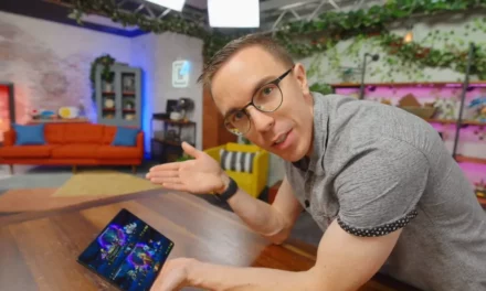 Top YouTuber demos the creative interaction on the HONOR Magic V2 foldable 