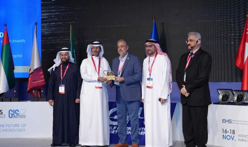 Dr Mohammed Zubaid Gulf Heart association President receiving award from the President of the Gulf Intervention Society Dr. Fawaz Almutairi _ssict_1200_713