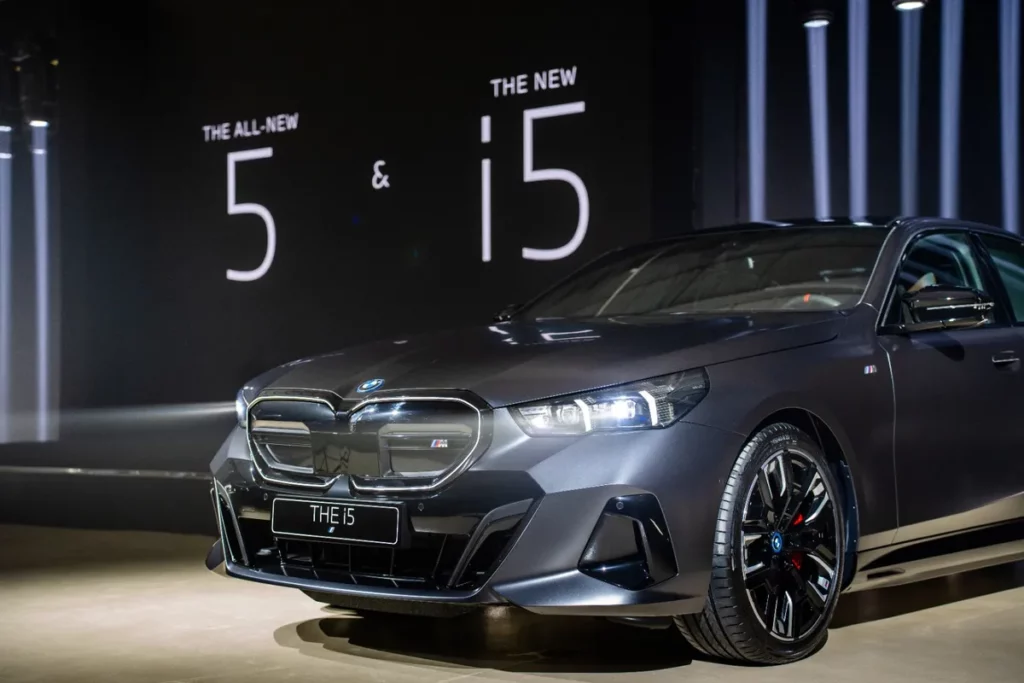 سيارة BMW i5 الكهربائية الجديدة كلياً، الجيل الثامن من الفئة الخامسة، تعيد تعريف مستقبل التنقل في المملكة العربية السعودية1_ssict_1200_800