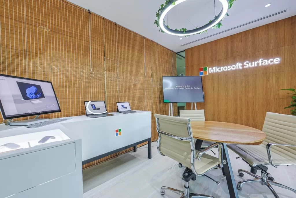 شركة مايكروسوفت تفتتح مركز Microsoft Surface للابتكار في مقرّ شركة ريدينجتون في الإمارات العربية المتحدة2_ssict_1200_800